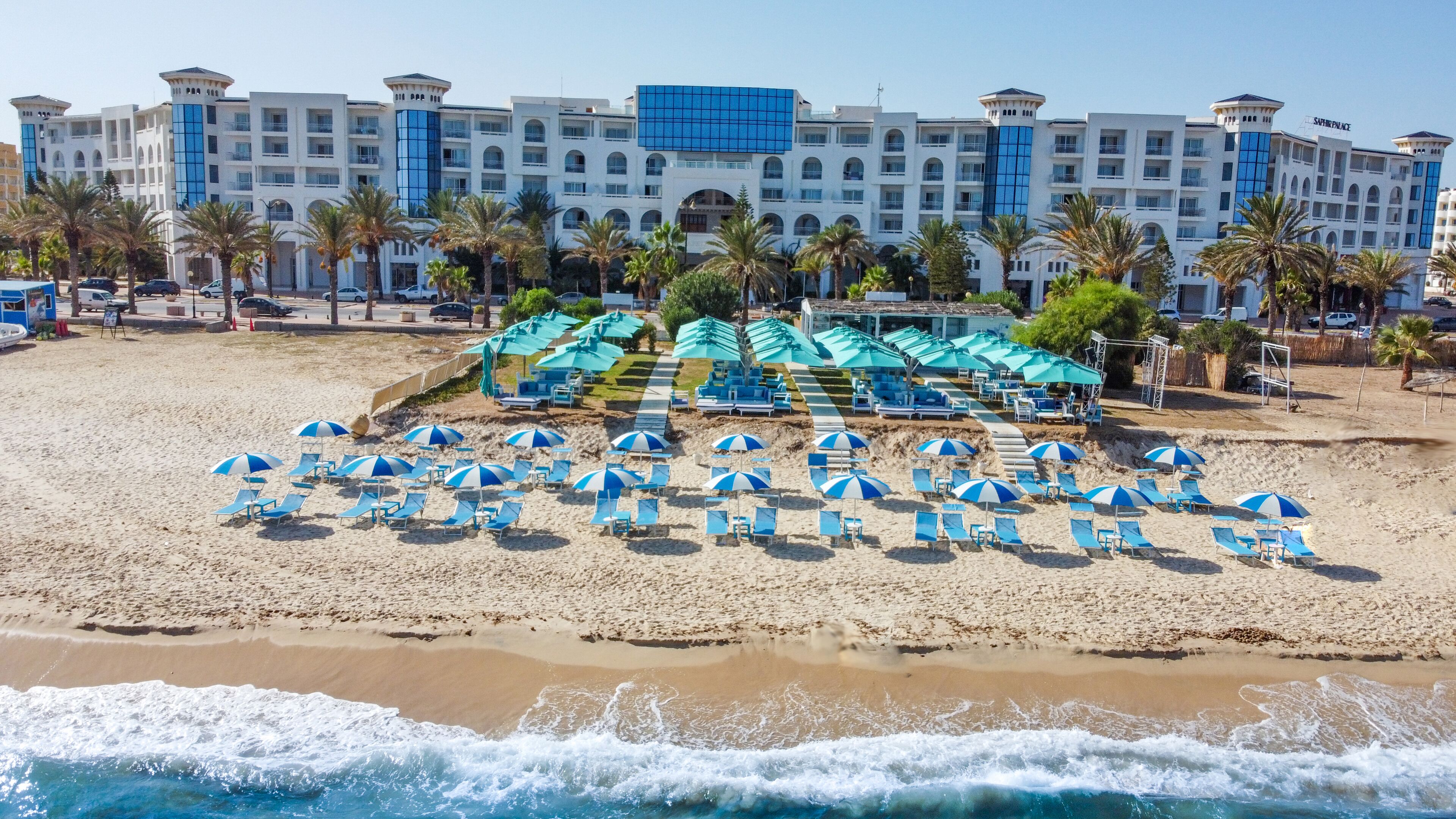 Plage privée à proximité, chaises longues, parasols, serviettes de plage