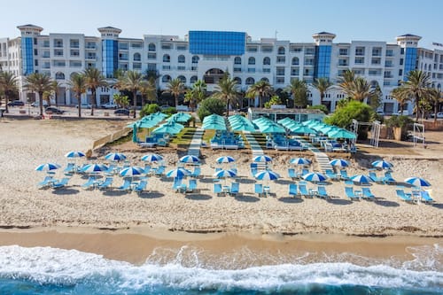 Plage privée à proximité, chaises longues, parasols, serviettes de plage
