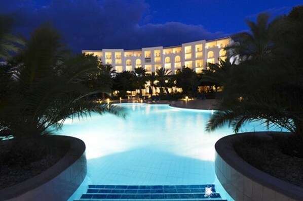 Indoor pool, outdoor pool, sun loungers - Vincci Saphir Palace & Spa (Hammamet)