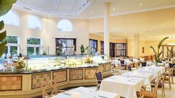 2 restaurants, breakfast served