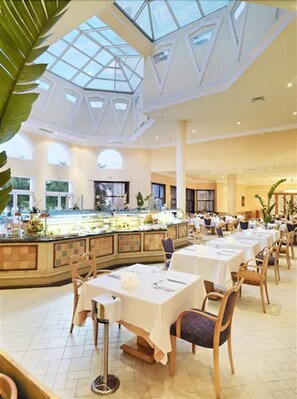 2 restaurants, breakfast served - Vincci Saphir Palace & Spa (Hammamet)