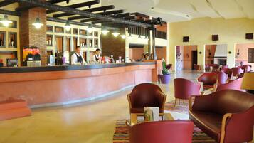 4 bares/lounges