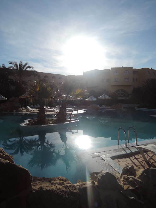 Piscina coberta, 2 piscines a l'aire lliure, para-sols i gandules