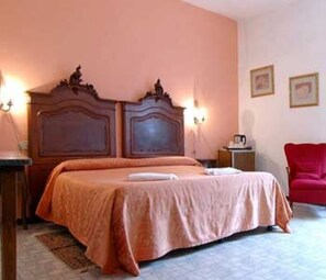 Select Comfort beds, iron/ironing board, free WiFi, bed sheets - Hotel Dalì (Florence)