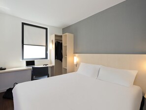 Desk, soundproofing, iron/ironing board, free cribs/infant beds - ibis budget Cannes centre ville (Cannes)