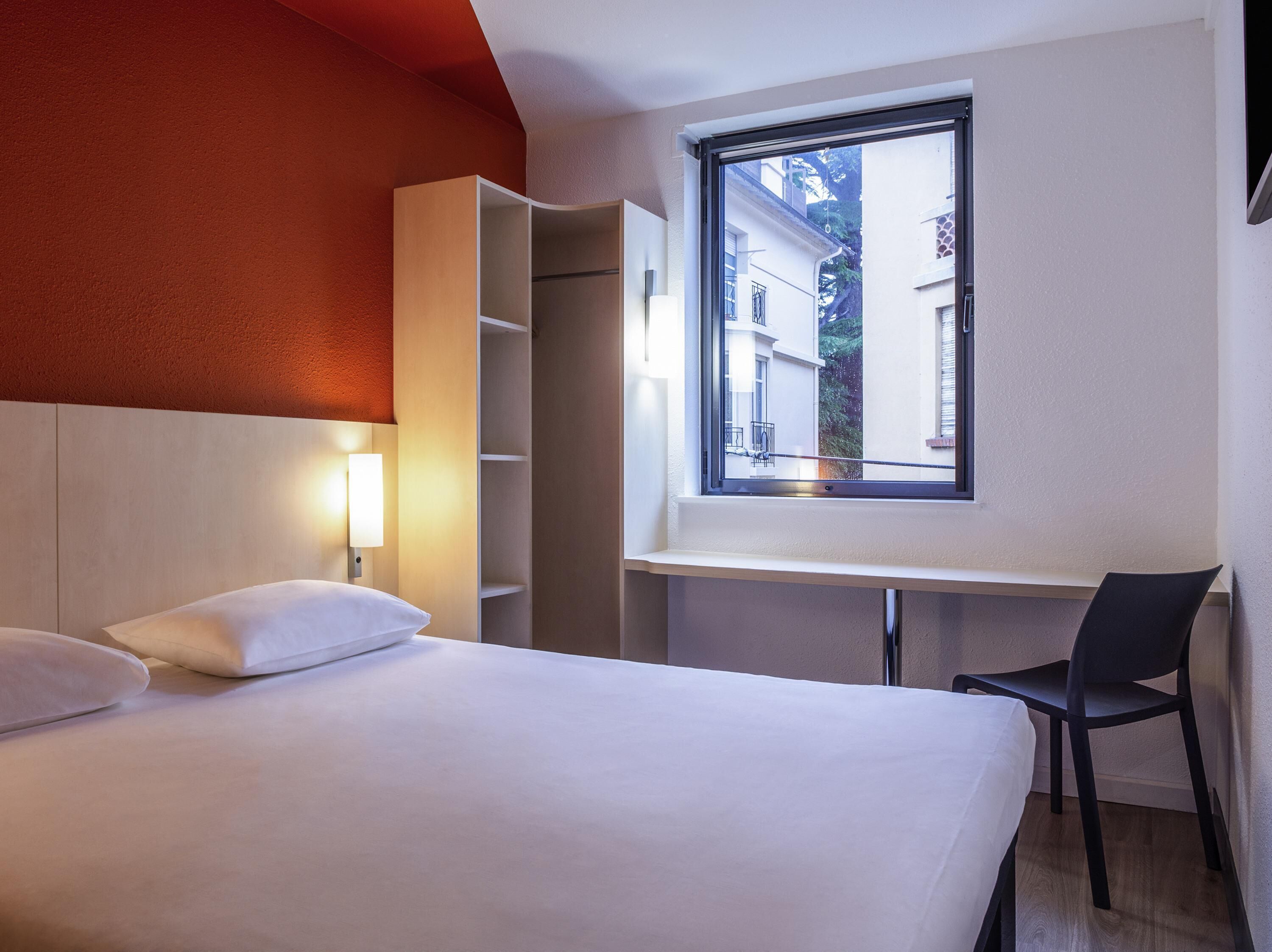 Bureau, chambres insonorisées, fer et planche à repasser