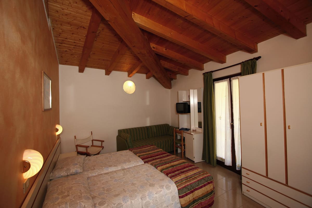Chambre Triple | Literie de qualité supérieure, coffres-forts dans les chambres, bureau