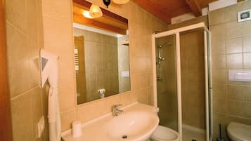 Apartment, 2 Schlafzimmer, Balkon | Badezimmer