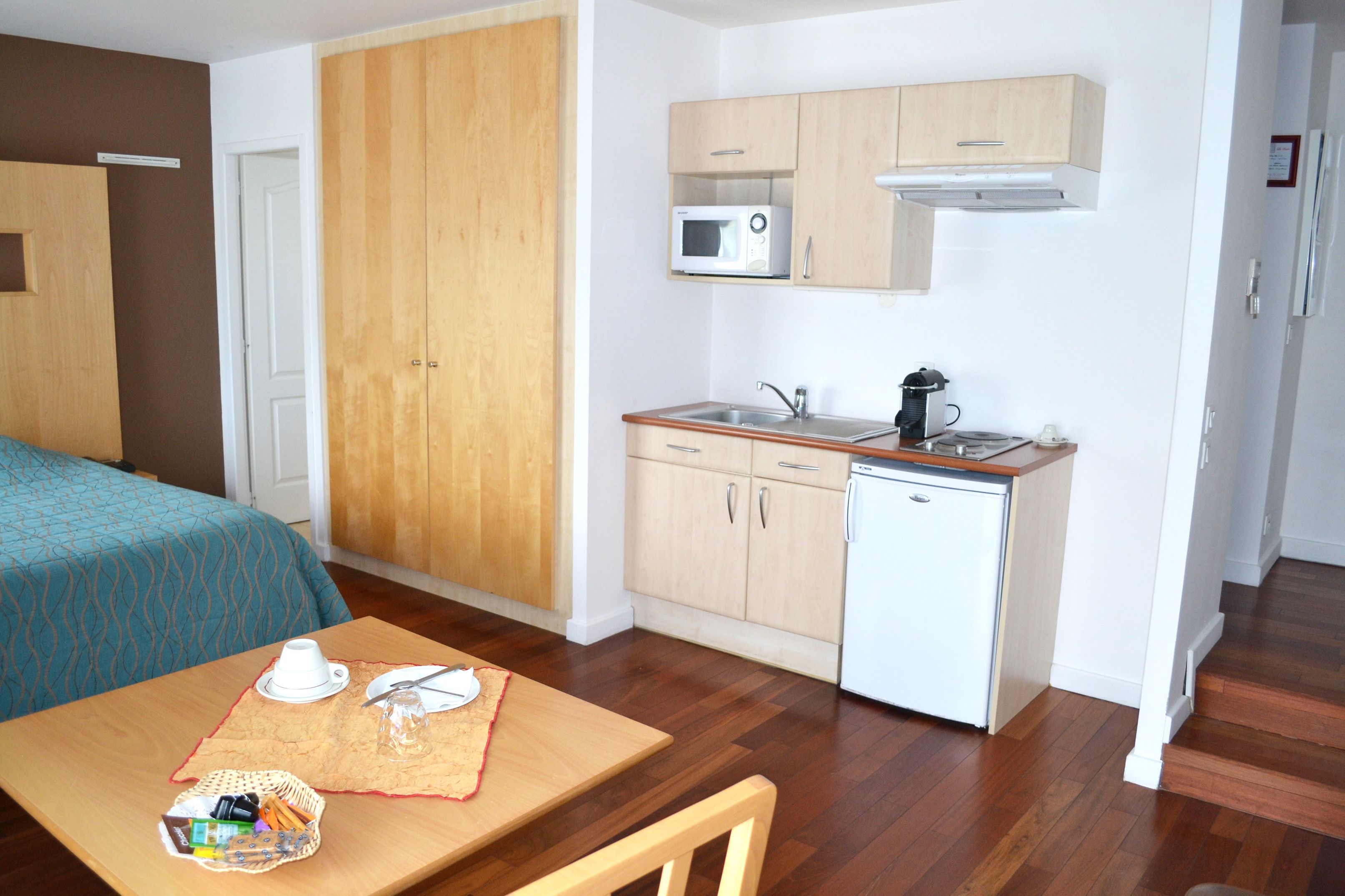 fridge, microwave, espresso maker, coffee/tea maker