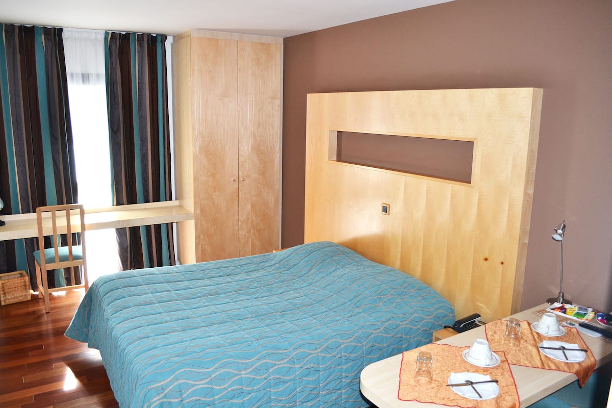 Ropa de cama de alta calidad, camas Select Comfort y escritorio
