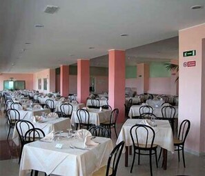 Lunch and dinner served, beach views  - Hotel Germania (Praia a Mare)