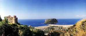 A coastal view with a castle and a small island. - Hotel Germania (Praia a Mare)