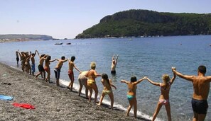 Private beach nearby, sun loungers, beach umbrellas, beach volleyball - Hotel Germania (Praia a Mare)