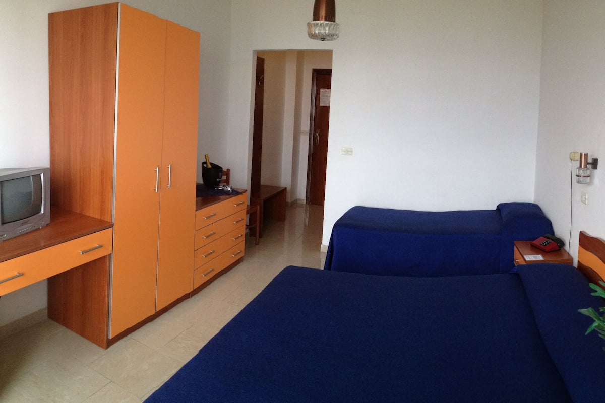 Triple Room | 1 bedroom, minibar, in-room safe, desk