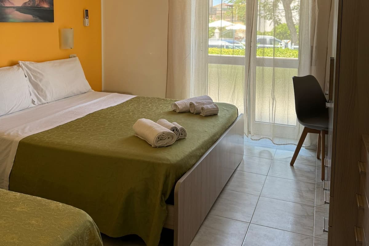 Kolmen hengen huone | 1 makuuhuone, minibaari, tallelokero huoneessa, työpöytä