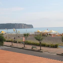 Pantai persendirian berhampiran, kerusi lepak pantai, payung