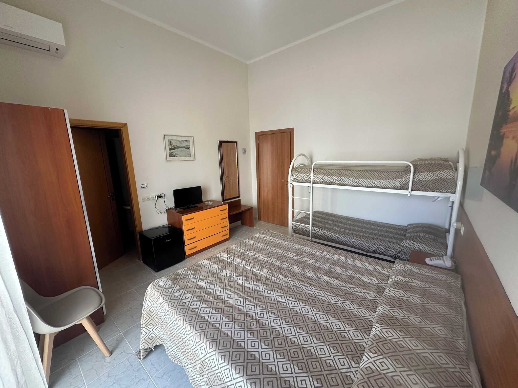 Quarto quádruplo | 1 quarto, frigobar, cofres nos quartos, escrivaninha