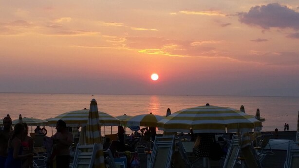 A beach scene with umbrellas and people relaxing. - Hotel Germania (Praia a Mare)