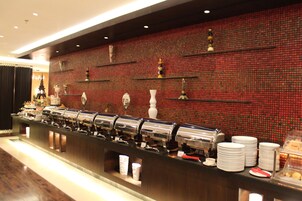 Morgunverðarhlaðborð daglega (75 SAR á mann)