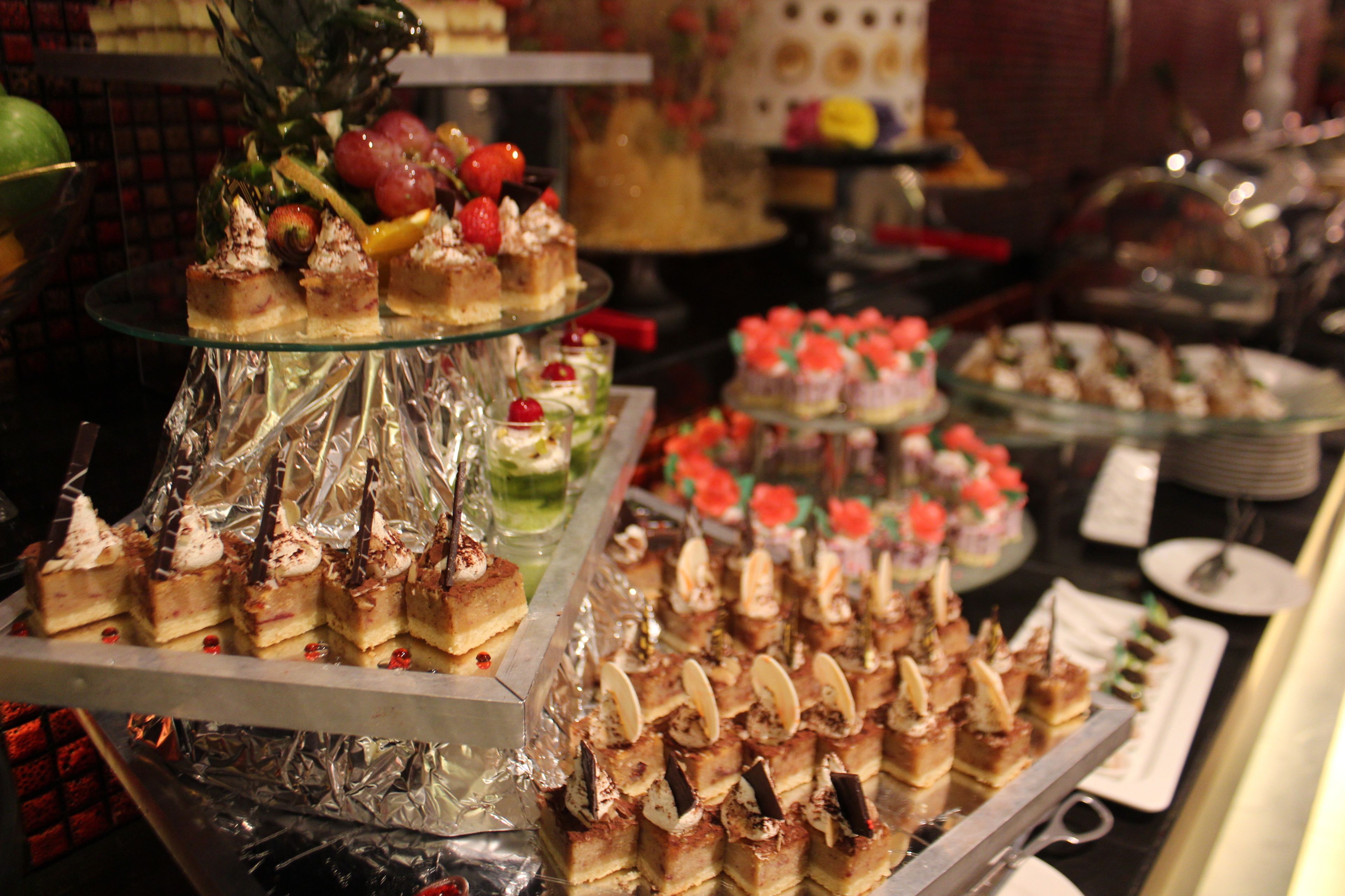 Un buffet proposant une variété de desserts et de fruits.