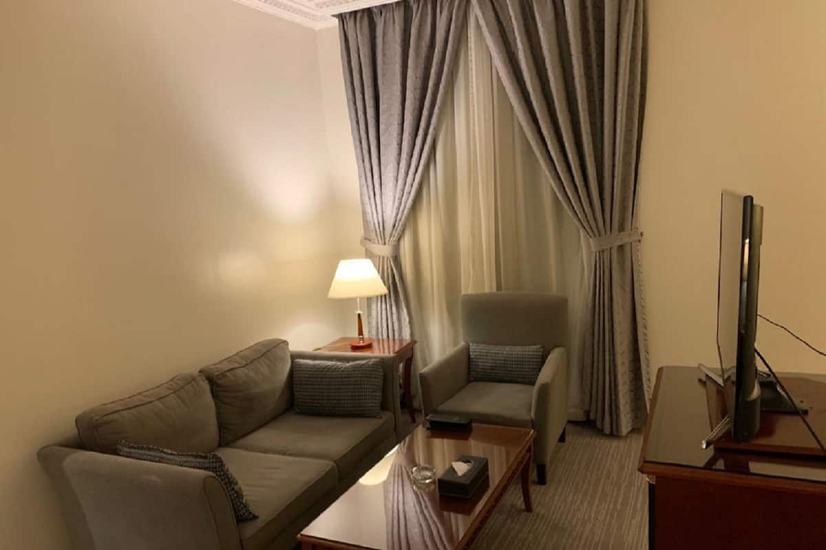 Junior Twin Room | Minibar, in-room safe, desk, blackout drapes