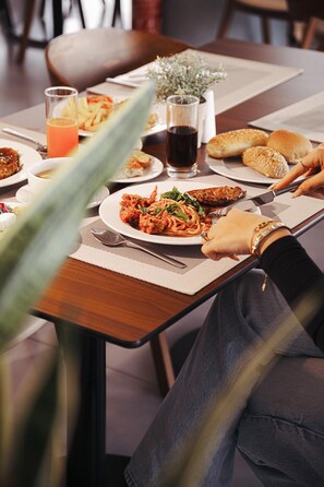 Petit déjeuner, déjeuner et dîner servis sur place