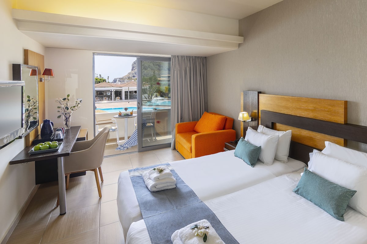2 bedrooms, minibar, in-room safe, desk