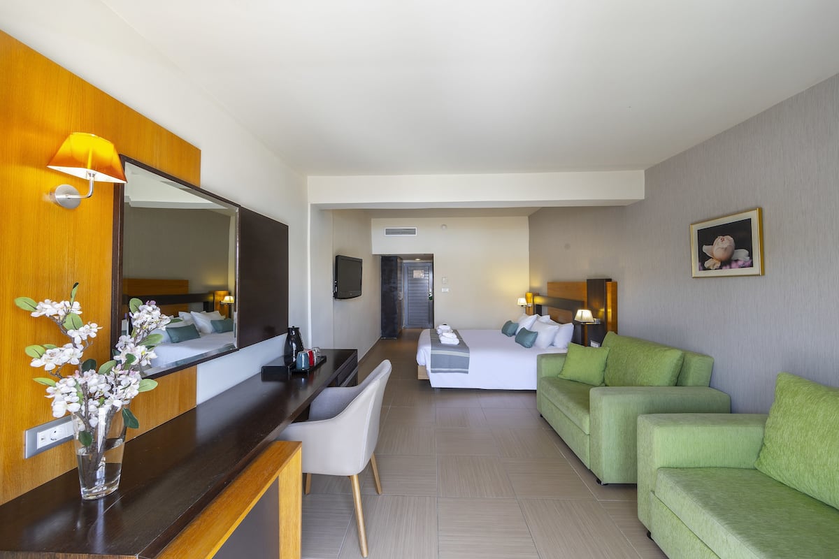 2 bedrooms, minibar, in-room safe, desk