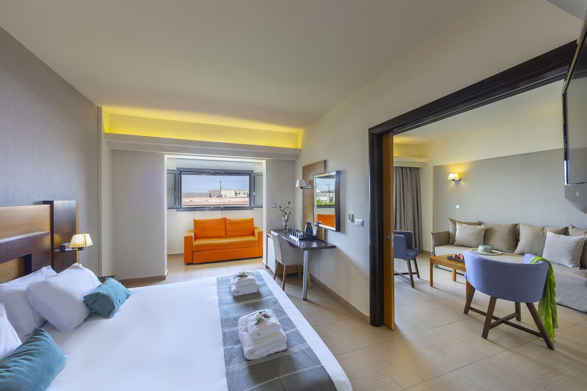 2 bedrooms, minibar, in-room safe, desk