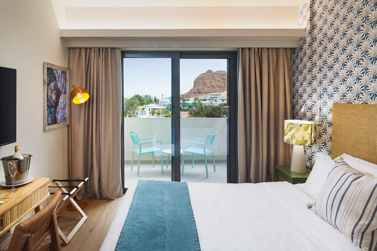 2 bedrooms, minibar, in-room safe, desk
