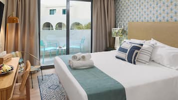 Deluxe Room Pool View | Minibar, in-room safe, desk, laptop workspace