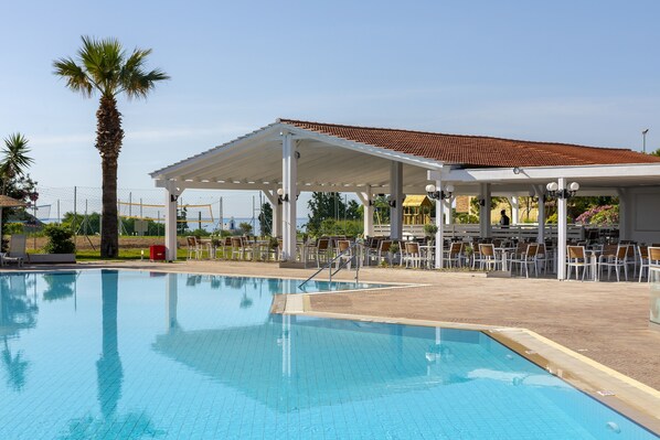 Outdoor pool, open 10:00 AM to 6:30 PM, pool umbrellas, pool loungers