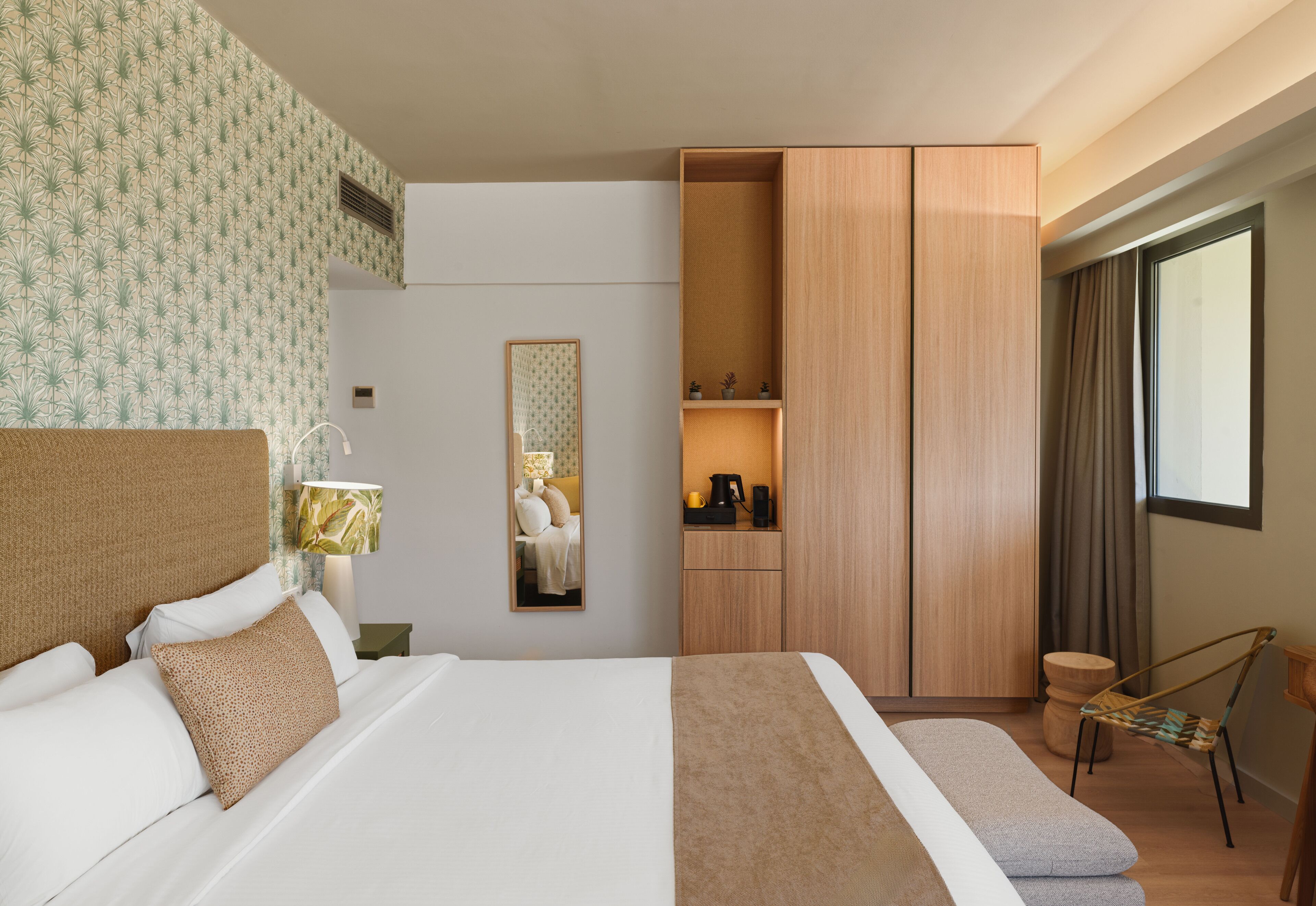 Phòng Premium, quang cảnh hồ bơi | Minibar, két bảo mật tại phòng, bàn 