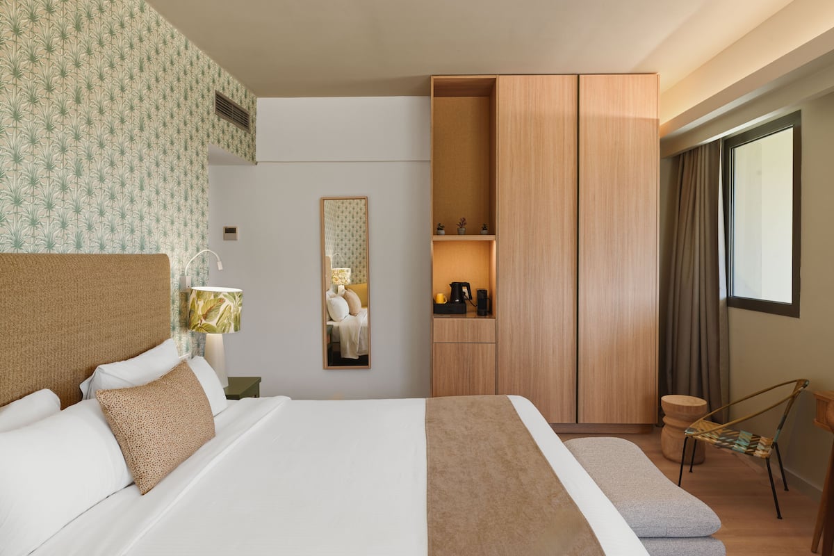 Habitación Premium, vista a la alberca | Minibar, caja de seguridad en la habitación y escritorio