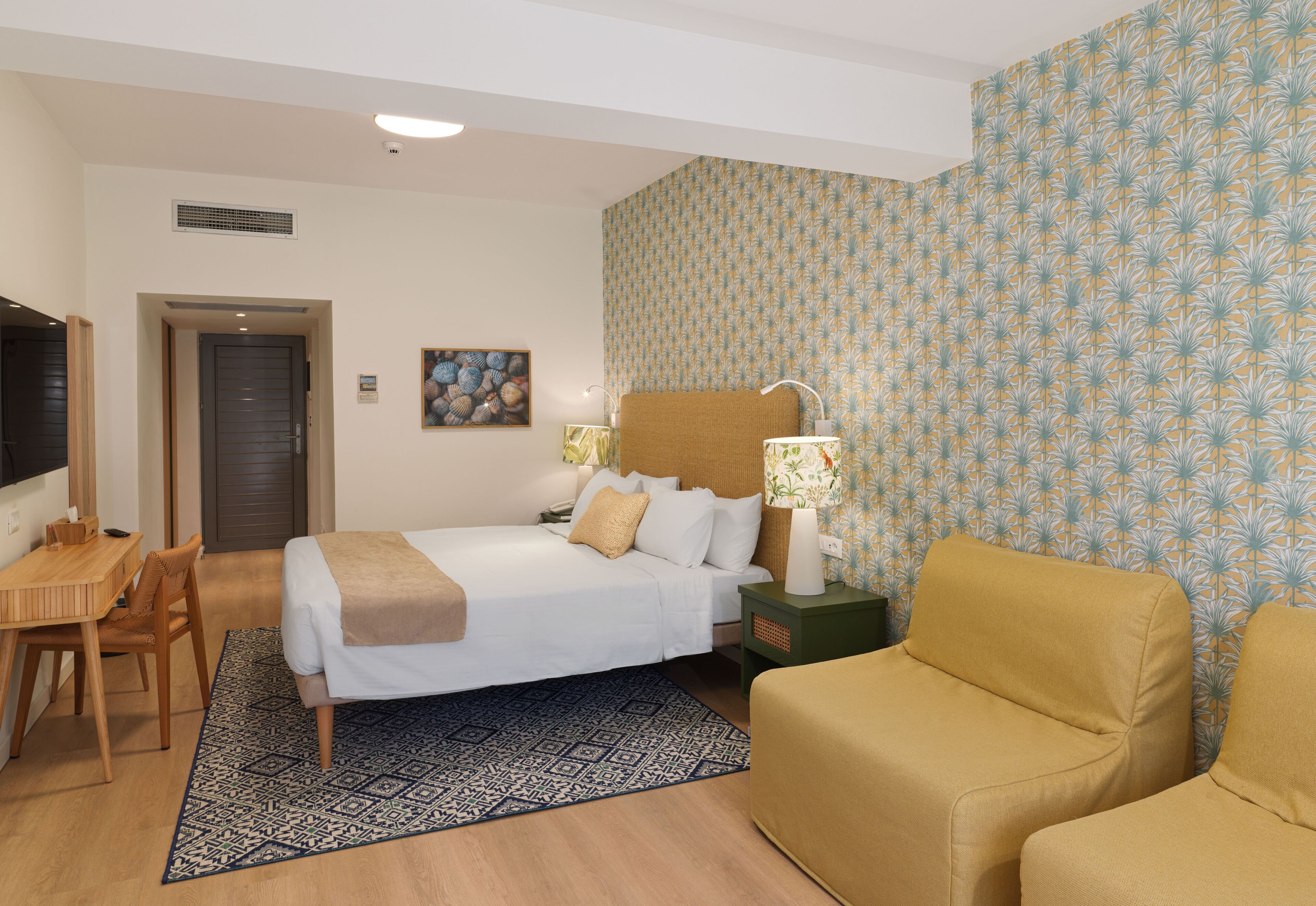 Phòng dành cho gia đình, quang cảnh hồ bơi | Minibar, két bảo mật tại phòng, bàn 