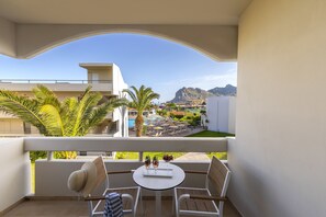 Suite, 2 chambres, vue piscine | Vue de la chambre