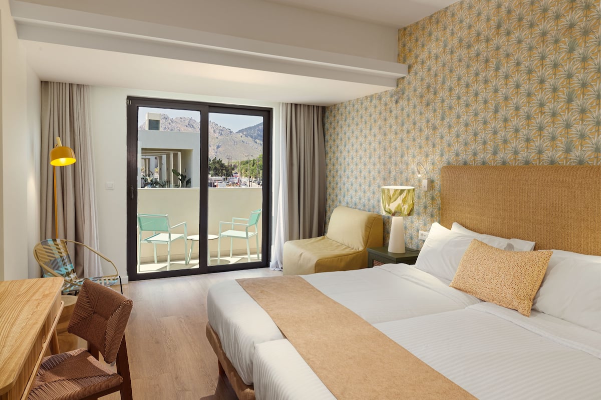 Habitación Premium, vista al jardín | Minibar, caja de seguridad en la habitación y escritorio