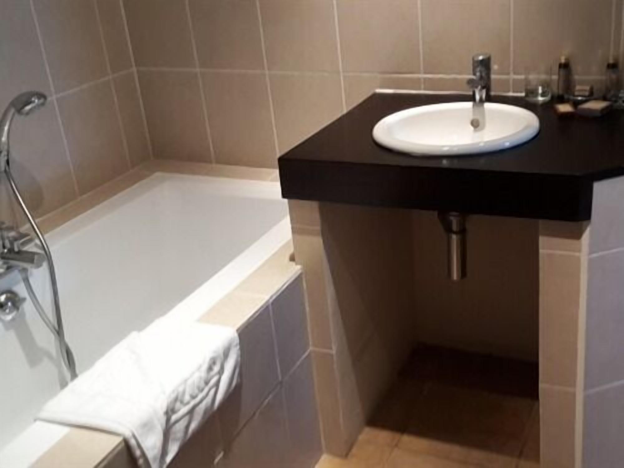Une salle de bain avec une baignoire, un lavabo et une douche.