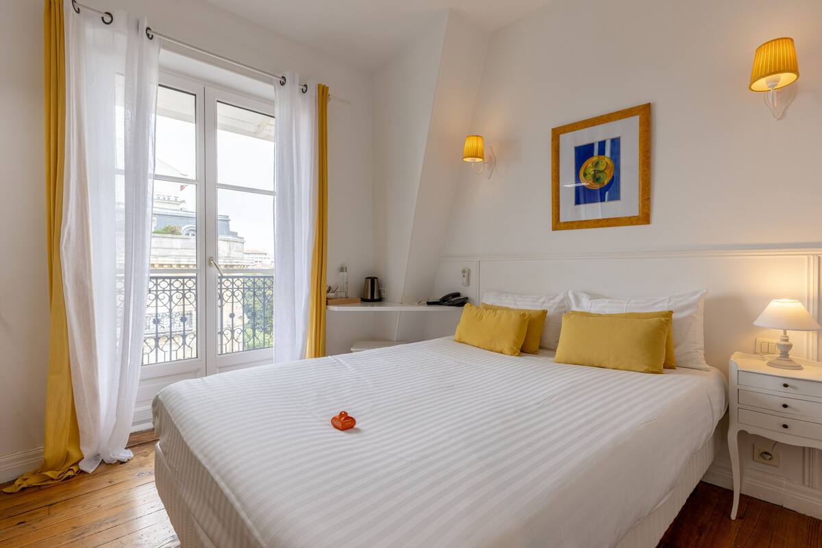 Single Room | In-room safe, desk, soundproofing, iron/ironing board (on request)