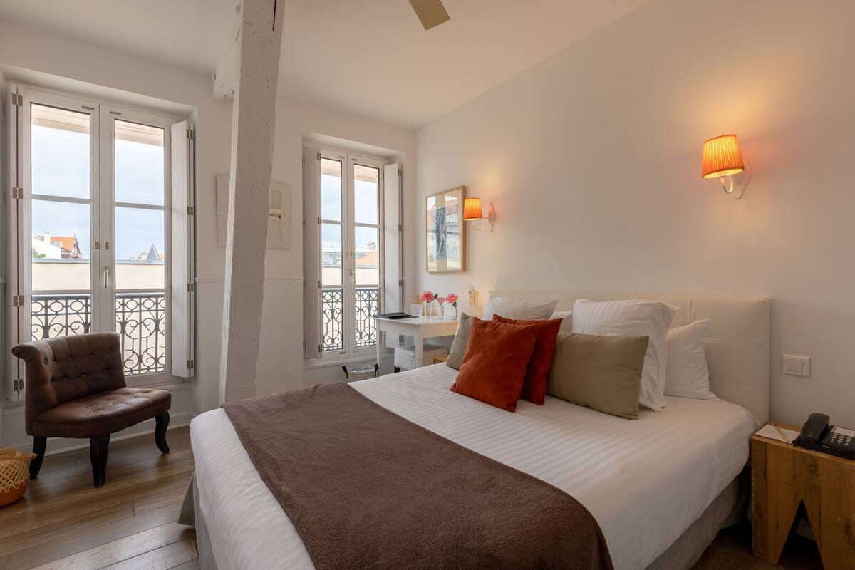 Standard Double or Twin Room | In-room safe, desk, soundproofing, iron/ironing board (on request)