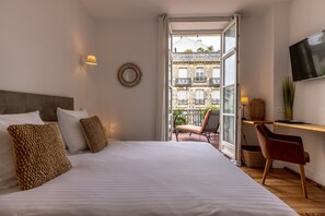 Premier Room, Terrace | In-room safe, individually decorated, desk, soundproofing