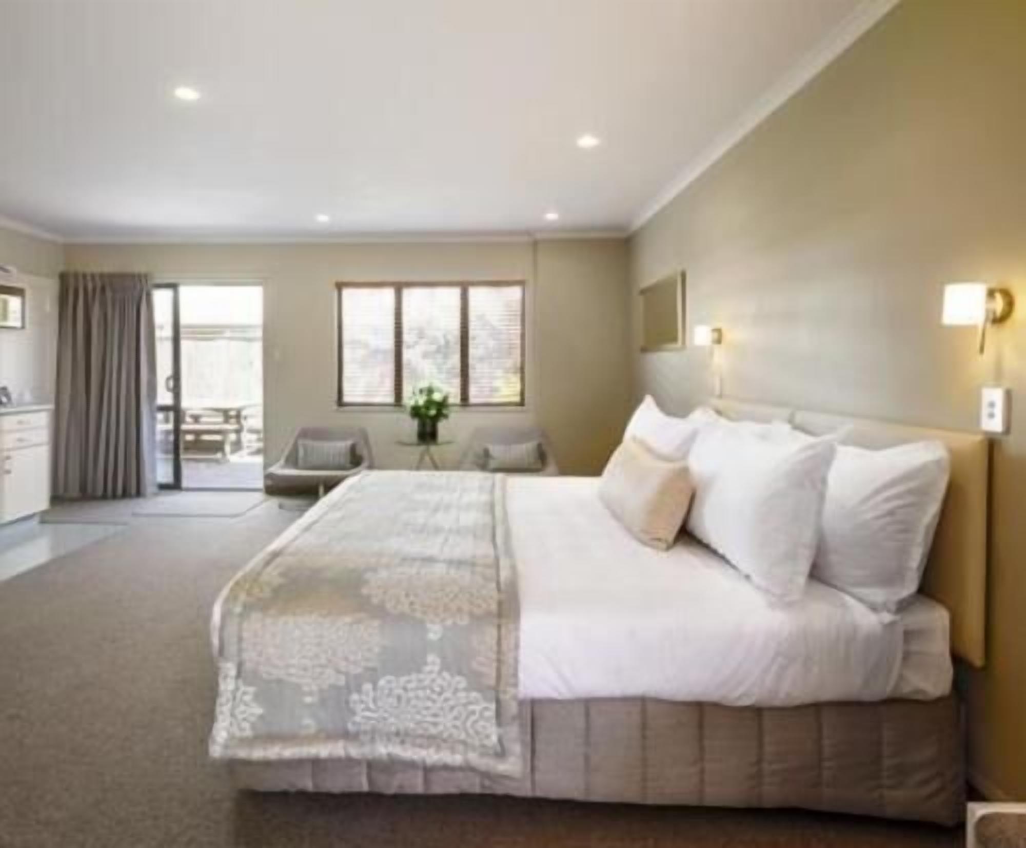 Escritorio y espacio para trabajar con laptop 