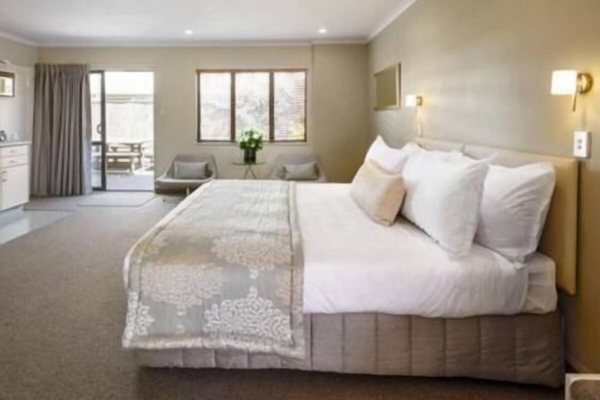 Escritorio y espacio para trabajar con laptop