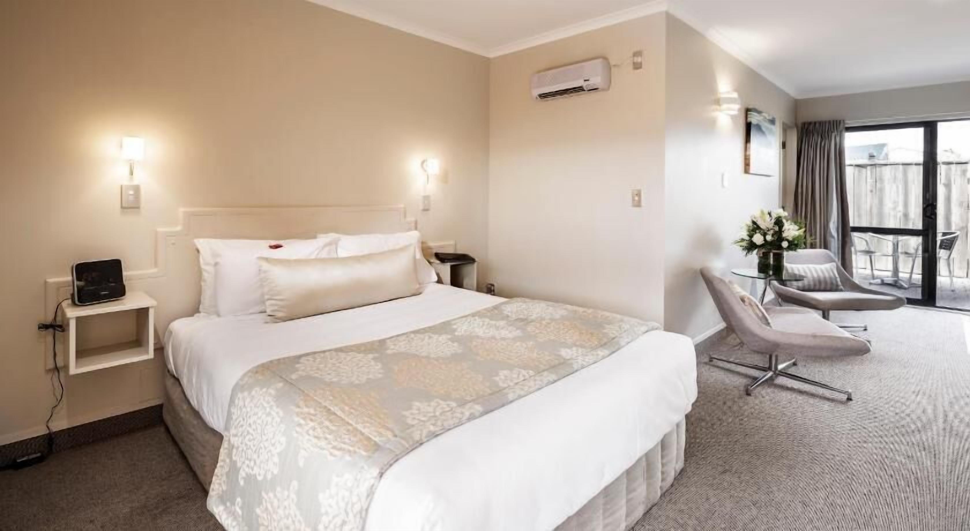 Escritorio y espacio para trabajar con laptop 