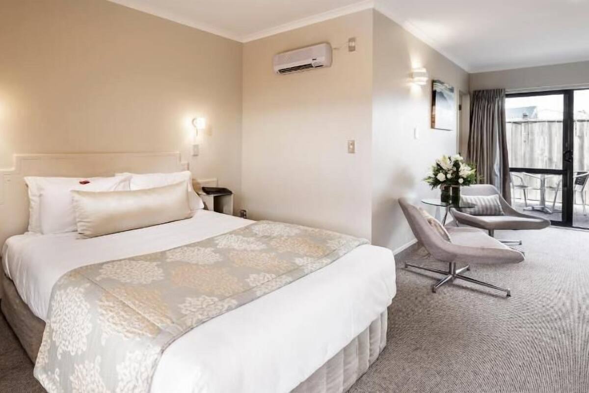 Escritorio y espacio para trabajar con laptop