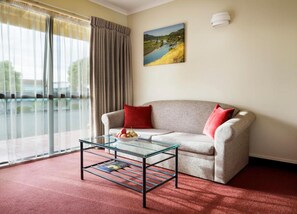 Suíte, 1 quarto | Sala de estar | TV LCD 32 polegadas com canais via satélite, TV, dock para iPod