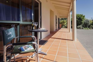 Estudio Premium | Escritorio, espacio para trabajar con laptop y insonorización