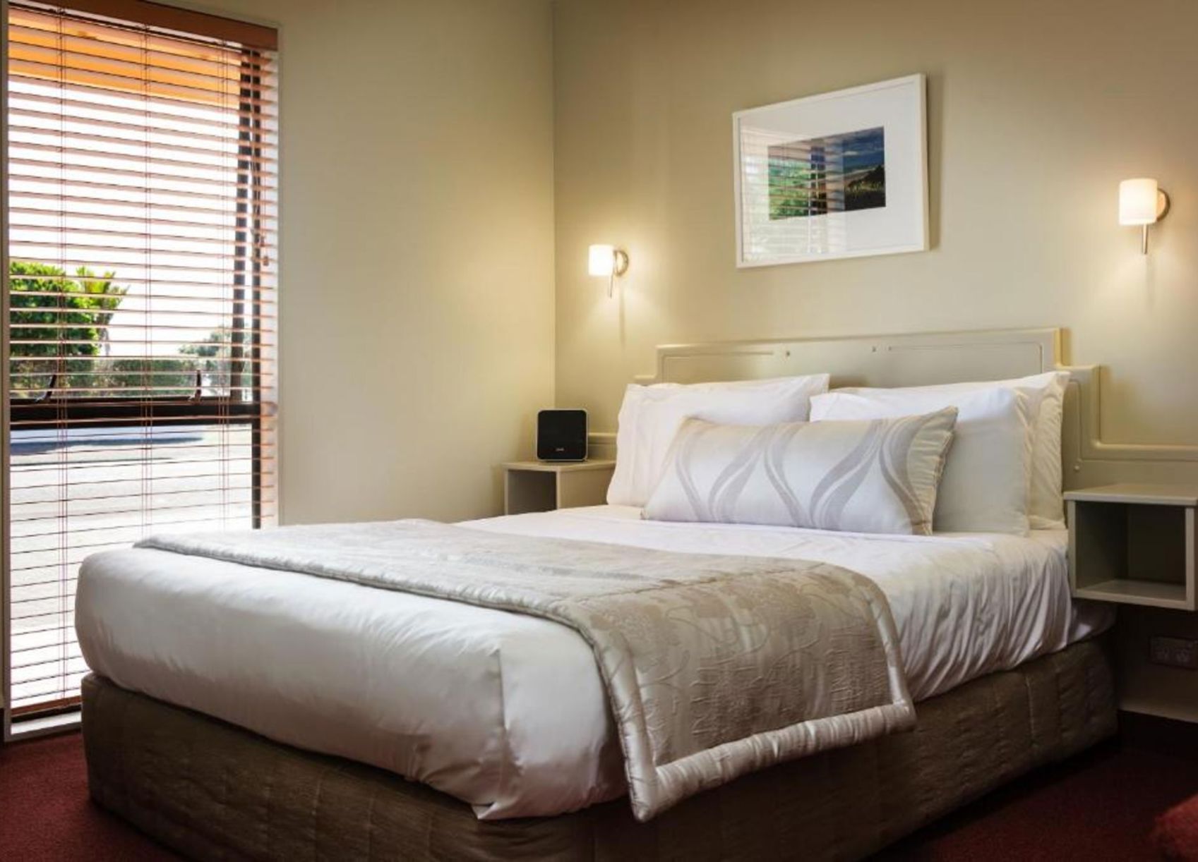 Escritorio y espacio para trabajar con laptop 