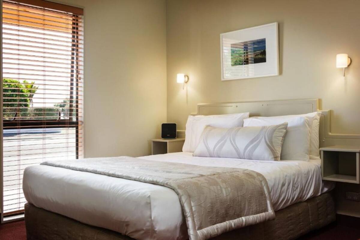 Escritorio y espacio para trabajar con laptop