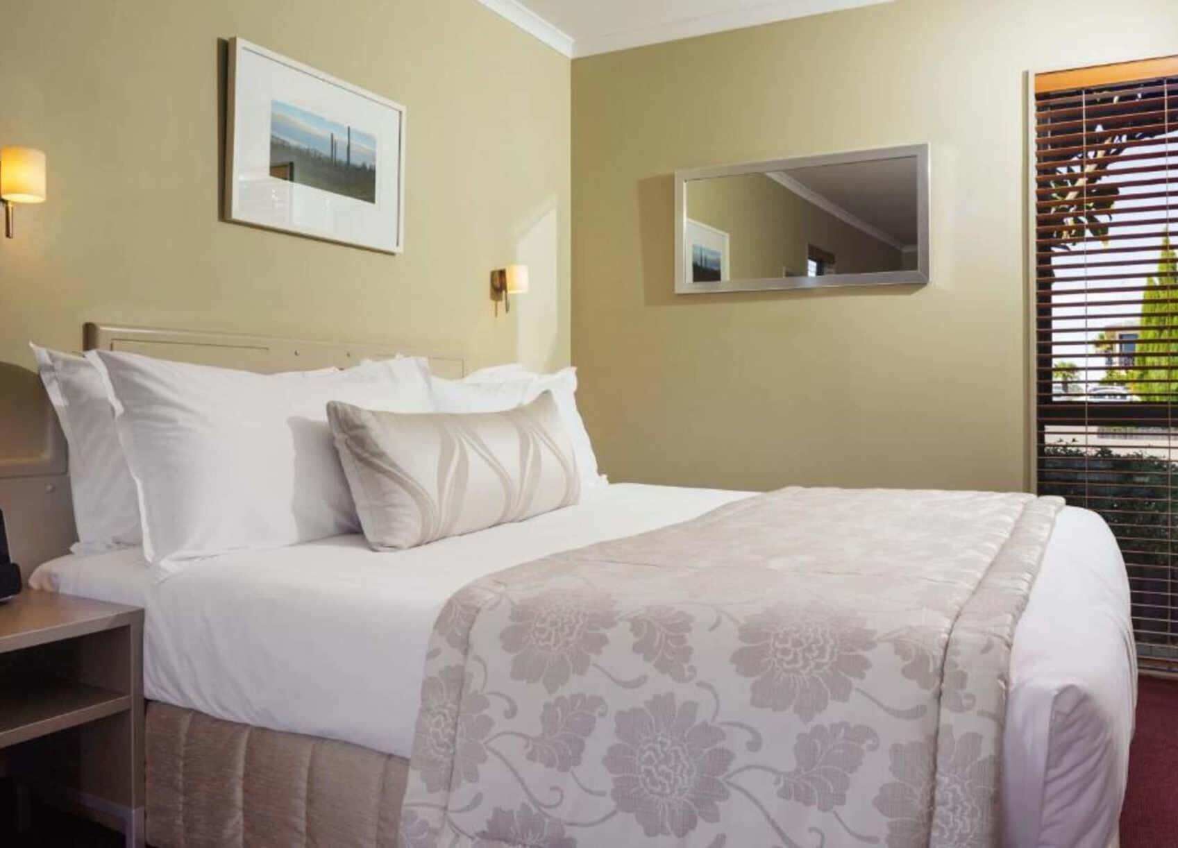 Escritorio y espacio para trabajar con laptop 